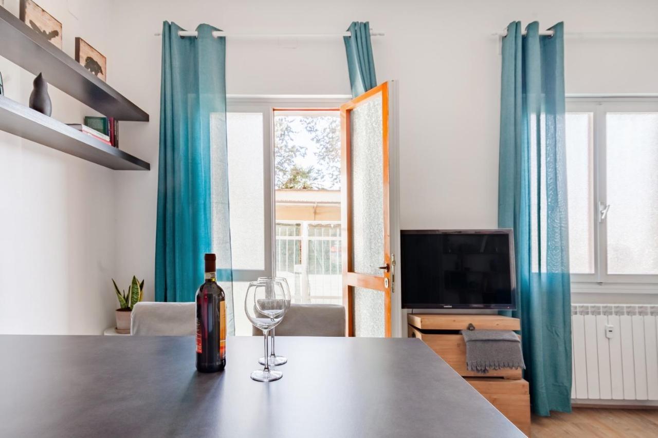 Open The Classic Wooden Shutters At A Cozy City Nest فلورنس المظهر الخارجي الصورة