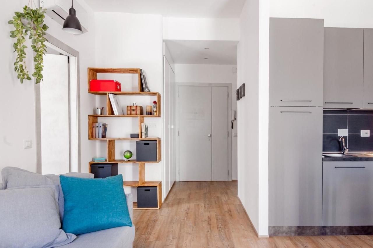 Open The Classic Wooden Shutters At A Cozy City Nest فلورنس المظهر الخارجي الصورة