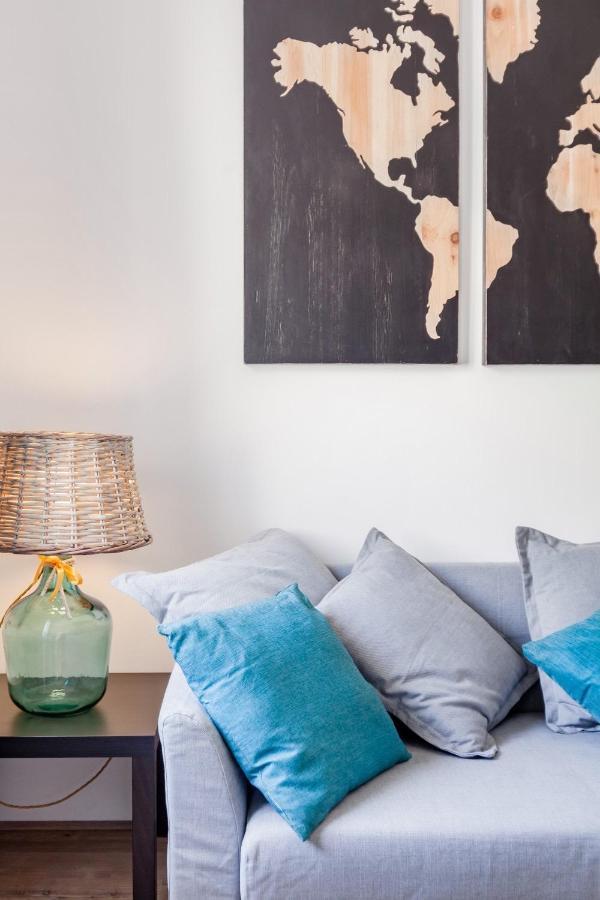 Open The Classic Wooden Shutters At A Cozy City Nest فلورنس المظهر الخارجي الصورة