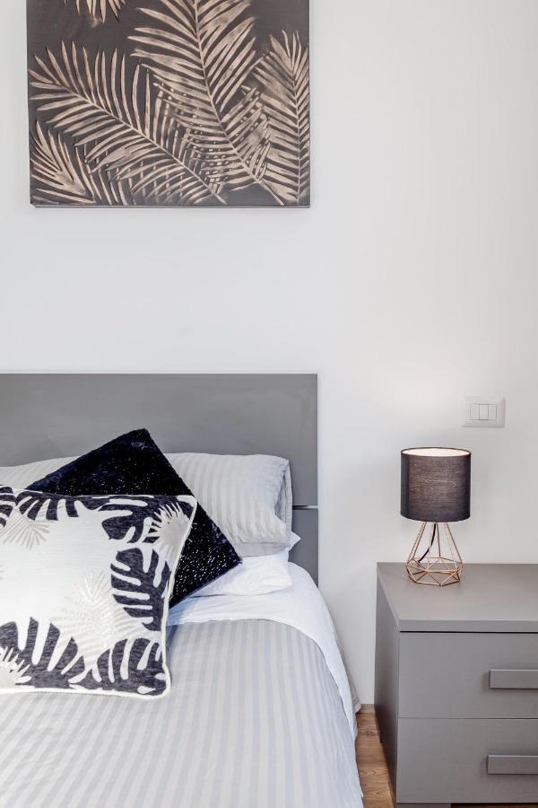 Open The Classic Wooden Shutters At A Cozy City Nest فلورنس المظهر الخارجي الصورة
