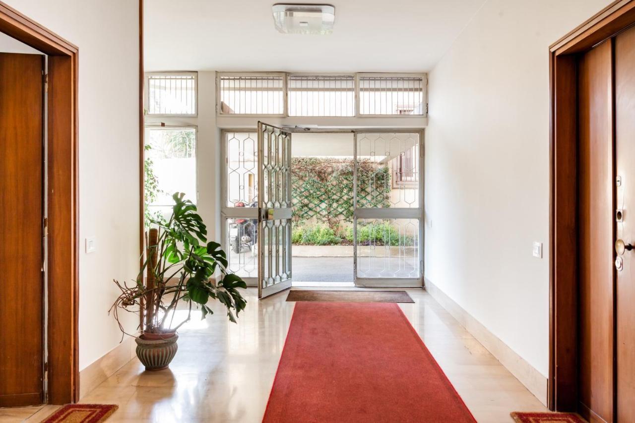 Open The Classic Wooden Shutters At A Cozy City Nest فلورنس المظهر الخارجي الصورة