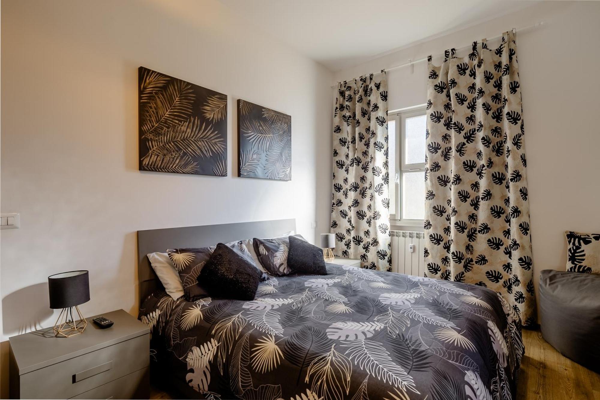 Open The Classic Wooden Shutters At A Cozy City Nest فلورنس المظهر الخارجي الصورة
