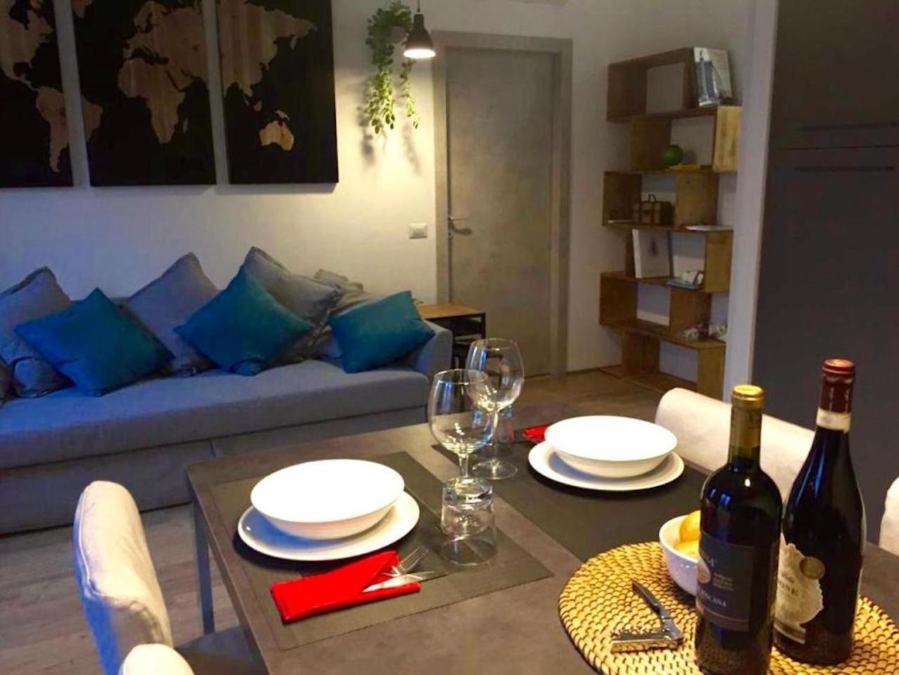 Open The Classic Wooden Shutters At A Cozy City Nest فلورنس المظهر الخارجي الصورة
