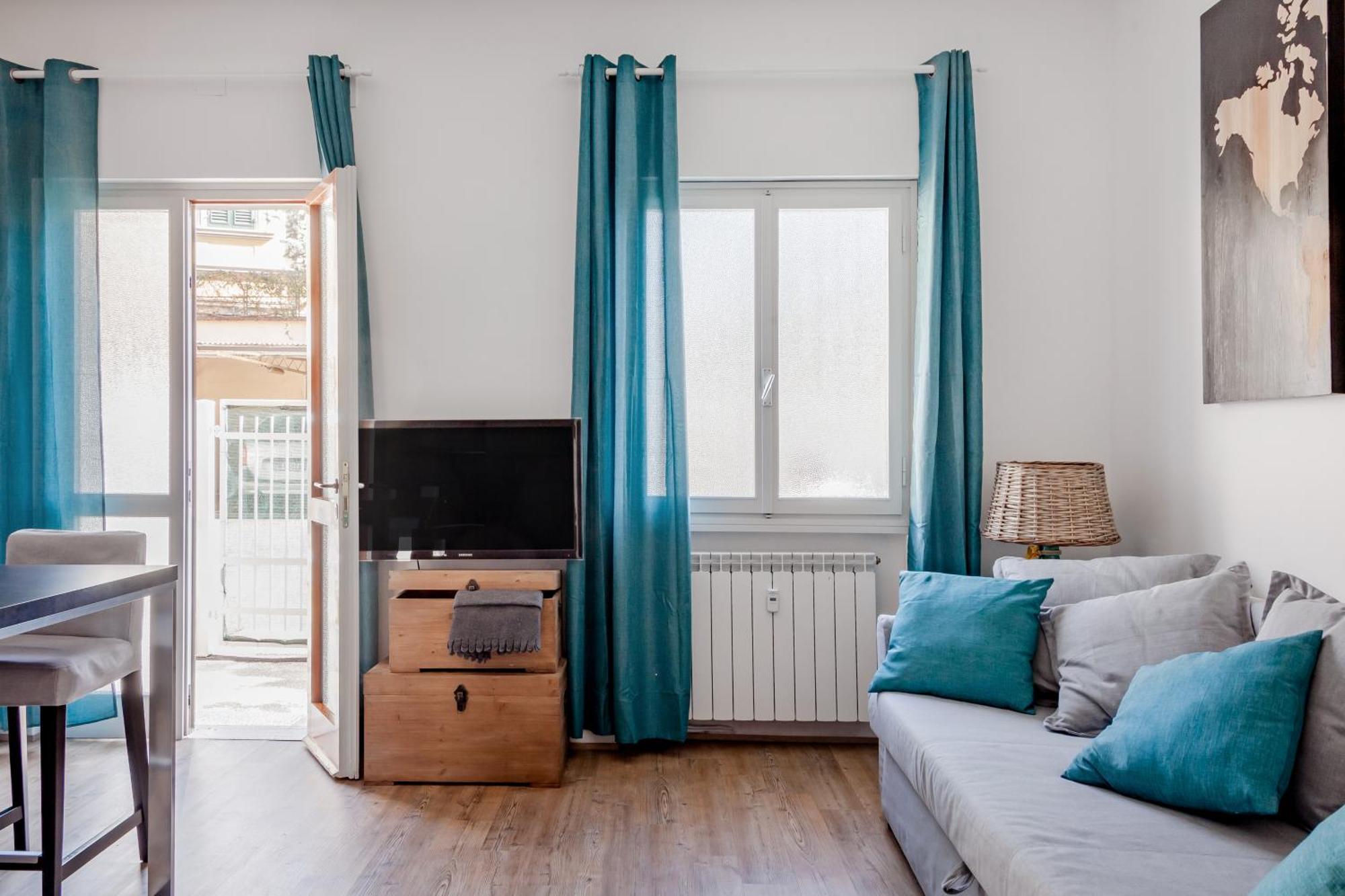 Open The Classic Wooden Shutters At A Cozy City Nest فلورنس المظهر الخارجي الصورة