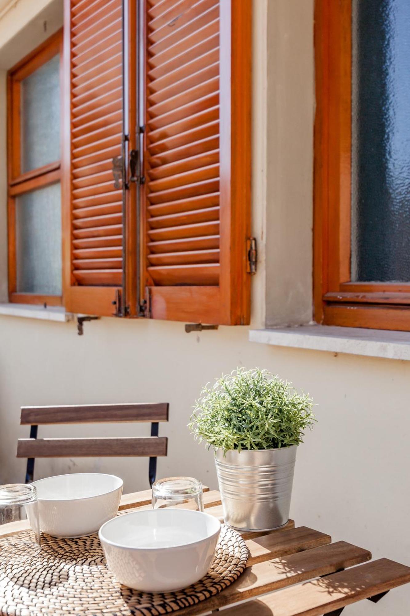 Open The Classic Wooden Shutters At A Cozy City Nest فلورنس المظهر الخارجي الصورة