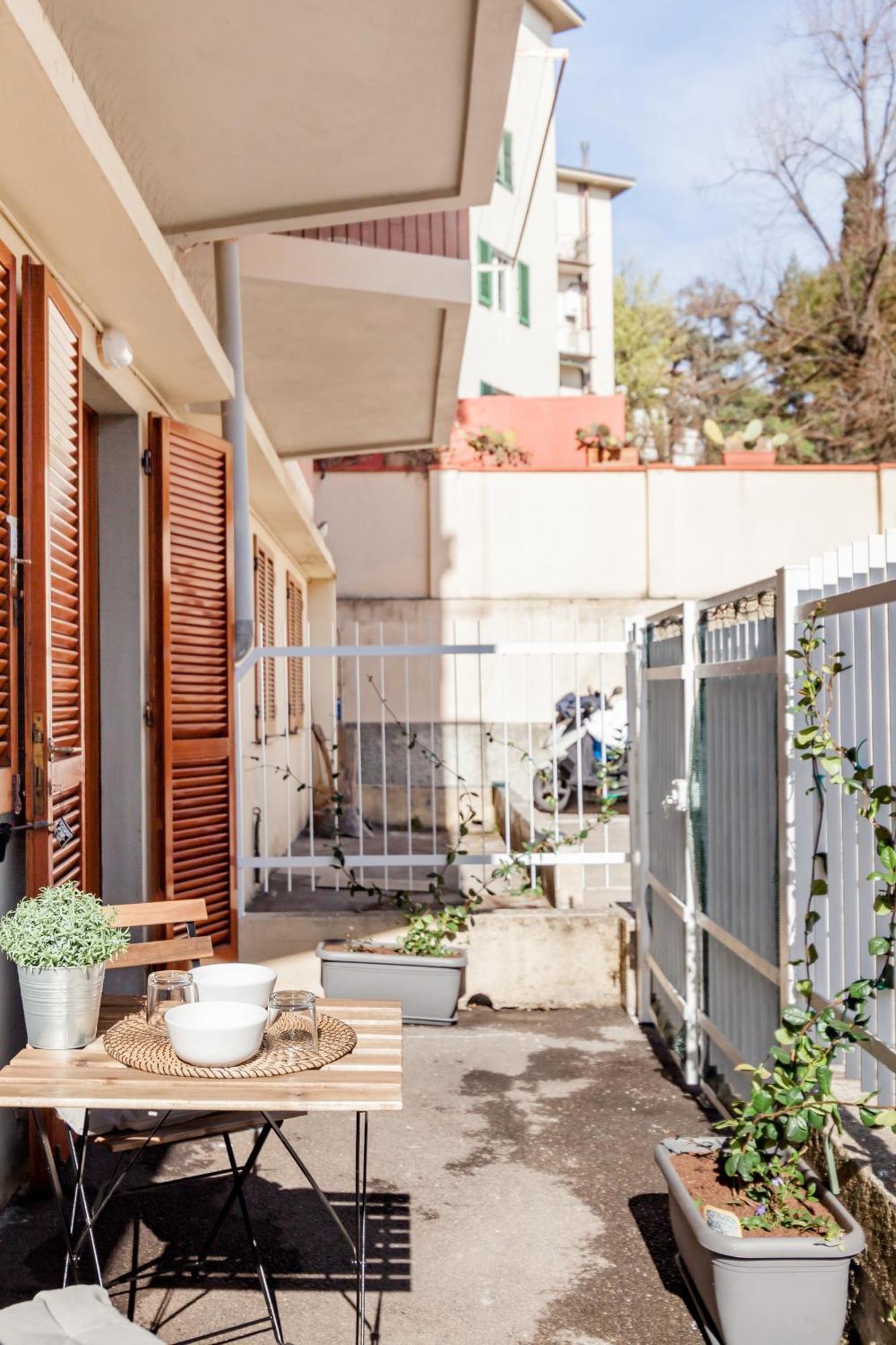 Open The Classic Wooden Shutters At A Cozy City Nest فلورنس المظهر الخارجي الصورة