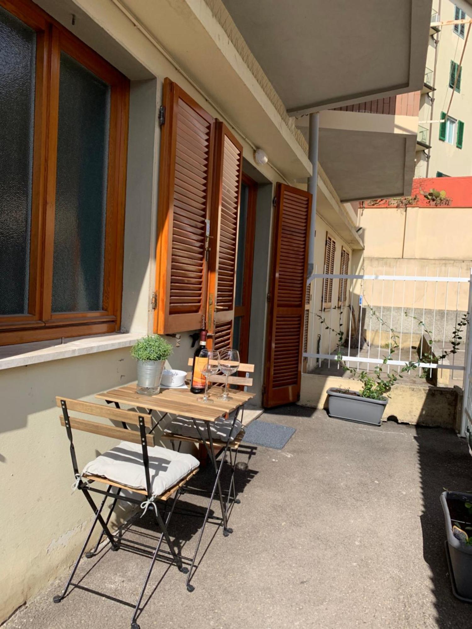 Open The Classic Wooden Shutters At A Cozy City Nest فلورنس المظهر الخارجي الصورة