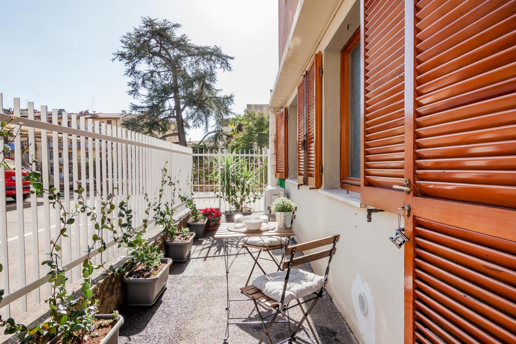 Open The Classic Wooden Shutters At A Cozy City Nest فلورنس المظهر الخارجي الصورة