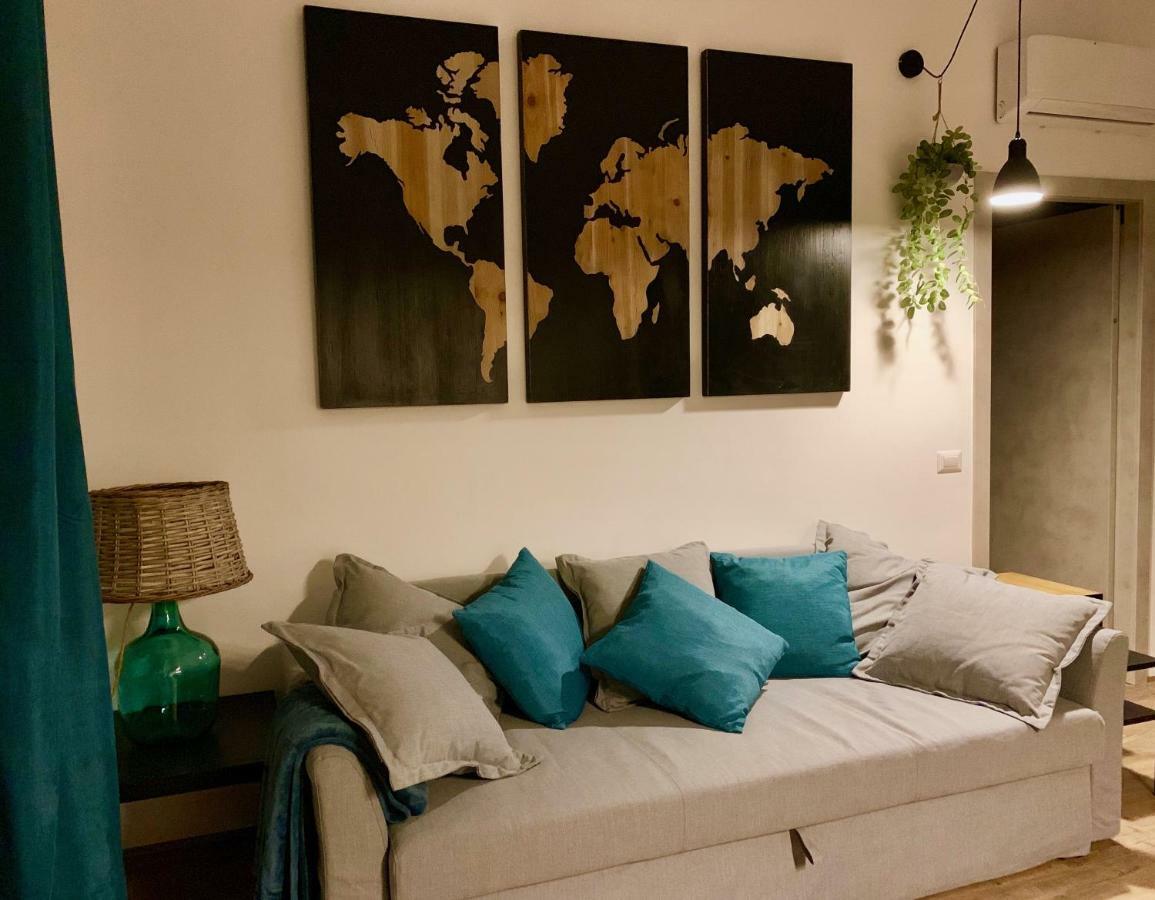 Open The Classic Wooden Shutters At A Cozy City Nest فلورنس المظهر الخارجي الصورة