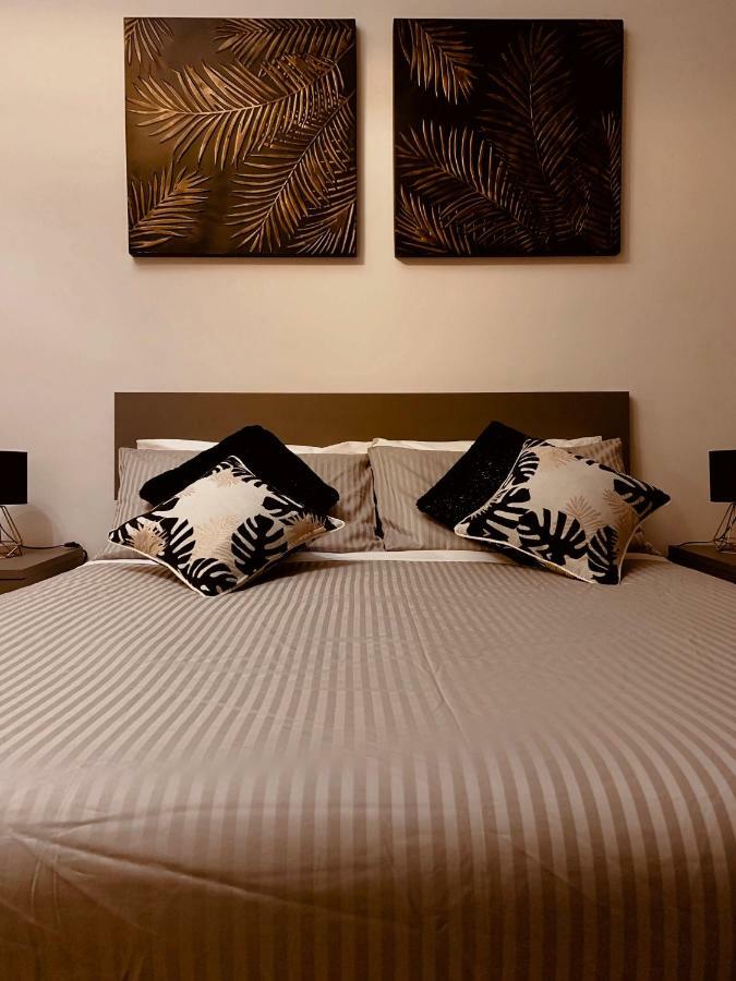 Open The Classic Wooden Shutters At A Cozy City Nest فلورنس المظهر الخارجي الصورة
