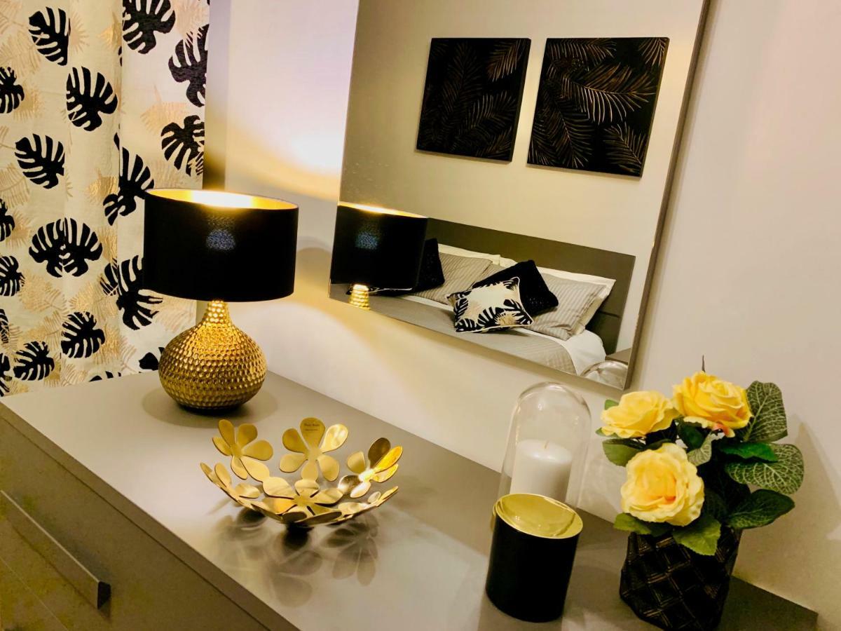 Open The Classic Wooden Shutters At A Cozy City Nest فلورنس المظهر الخارجي الصورة
