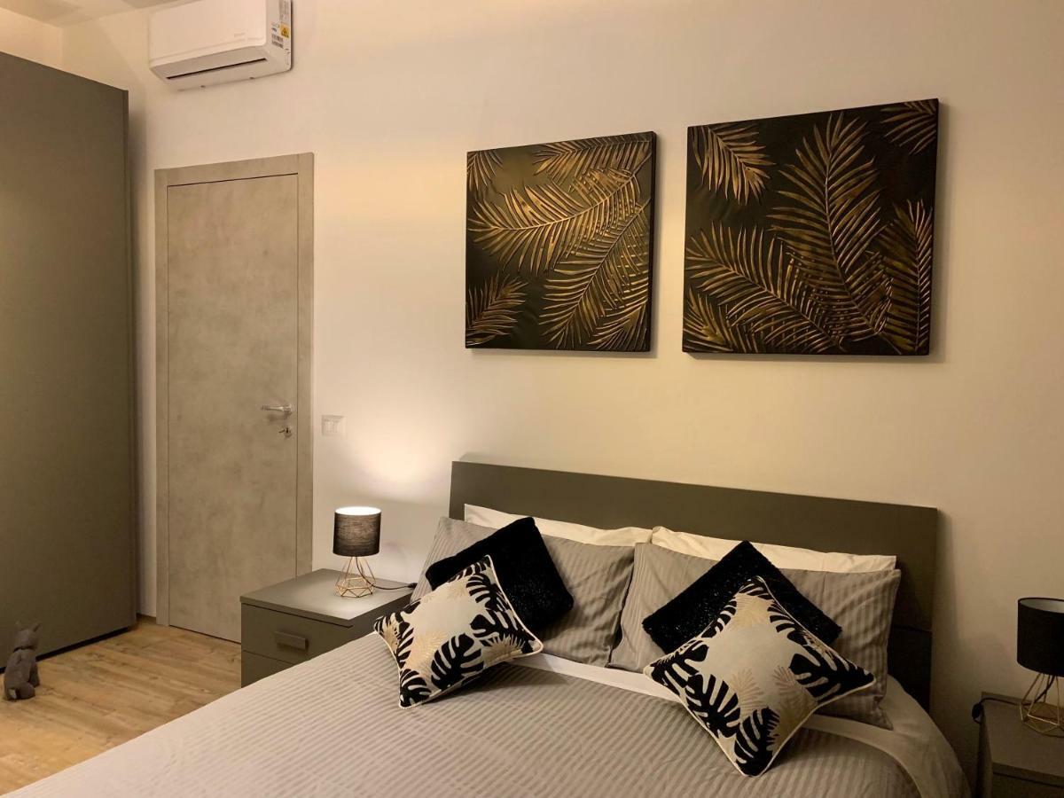 Open The Classic Wooden Shutters At A Cozy City Nest فلورنس المظهر الخارجي الصورة
