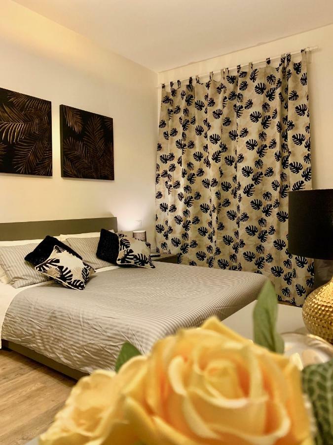 Open The Classic Wooden Shutters At A Cozy City Nest فلورنس المظهر الخارجي الصورة