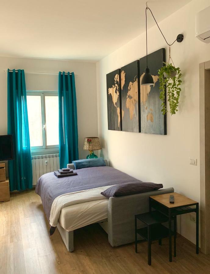 Open The Classic Wooden Shutters At A Cozy City Nest فلورنس المظهر الخارجي الصورة