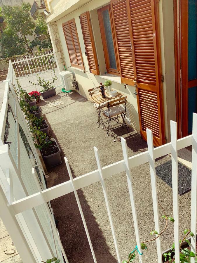 Open The Classic Wooden Shutters At A Cozy City Nest فلورنس المظهر الخارجي الصورة