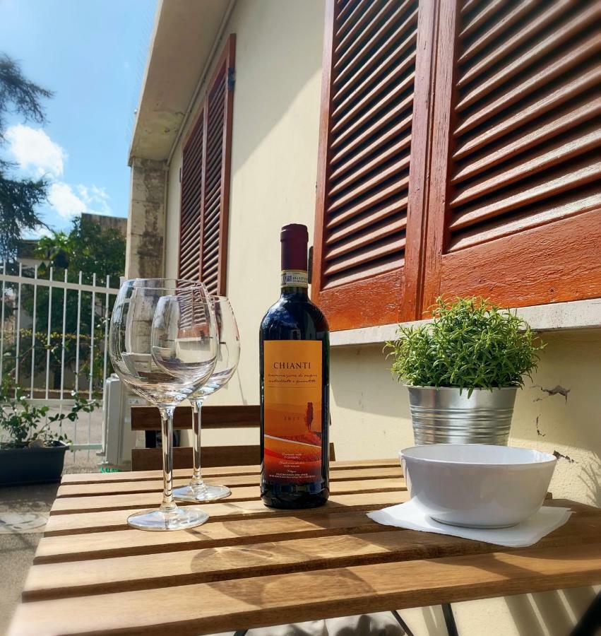 Open The Classic Wooden Shutters At A Cozy City Nest فلورنس المظهر الخارجي الصورة