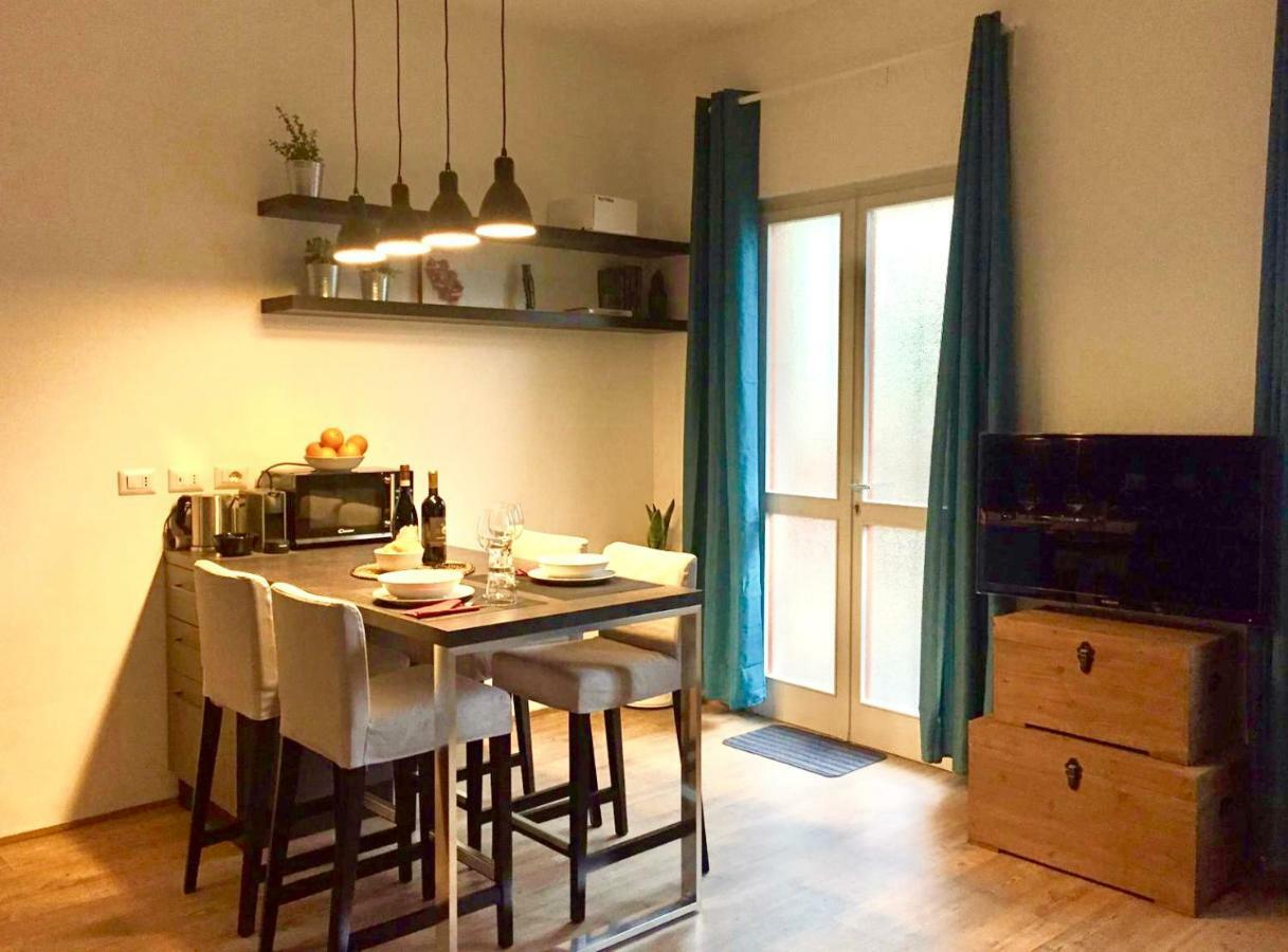 Open The Classic Wooden Shutters At A Cozy City Nest فلورنس المظهر الخارجي الصورة